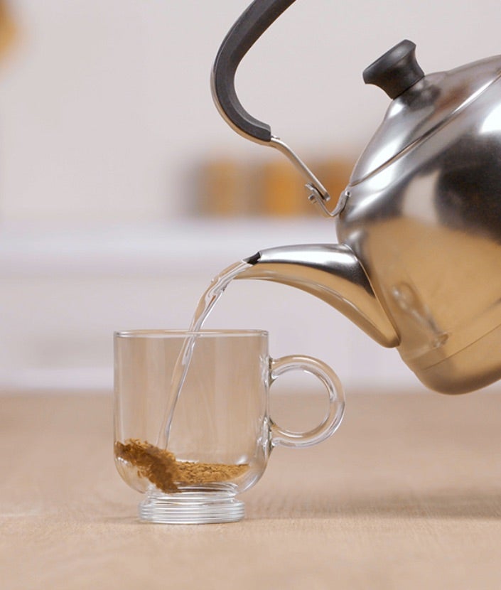 Dodavanje tople vode u šoljicu Nescafé Gold kafe