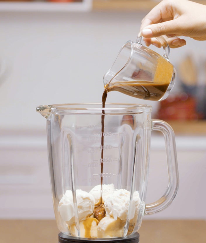 Sipajte mešavinu kafe i vode u blender sa ostalim sastojcima