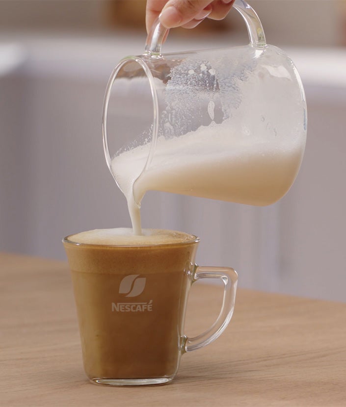 Sipanje bademovog mleka u šolju kafe