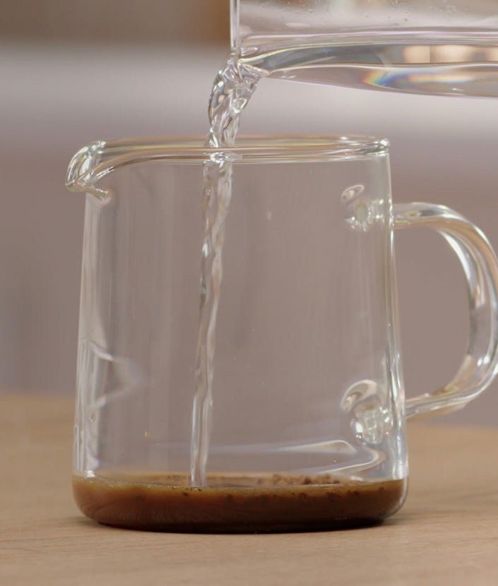 Sipanje tople vode u lonac za kafu