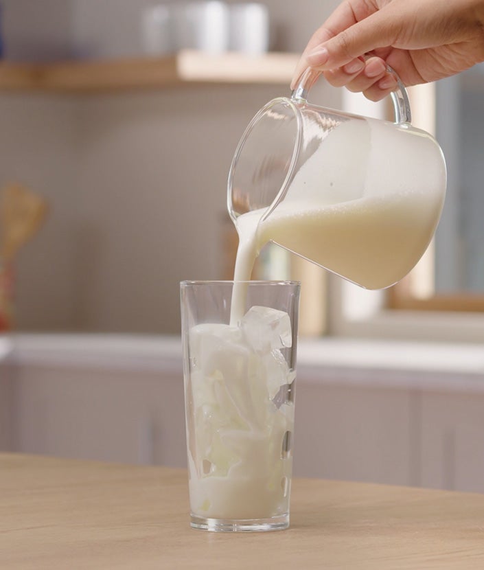 Dodavanje mleka u čašu sa ledom