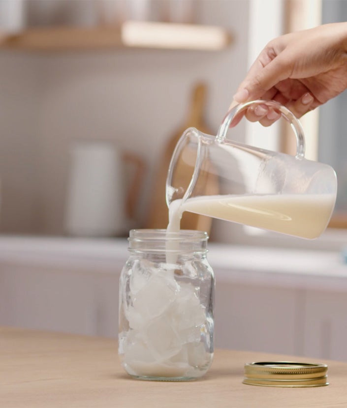 Sipajte 150 ml zamene za kokosovo mleko u teglu