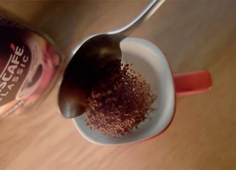 NESCAFÉ Classic se servira u NESCAFÉ crvenoj šolji.