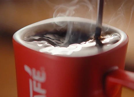 NESCAFÉ Classic se meša u NESCAFÉ crvenoj šolji.