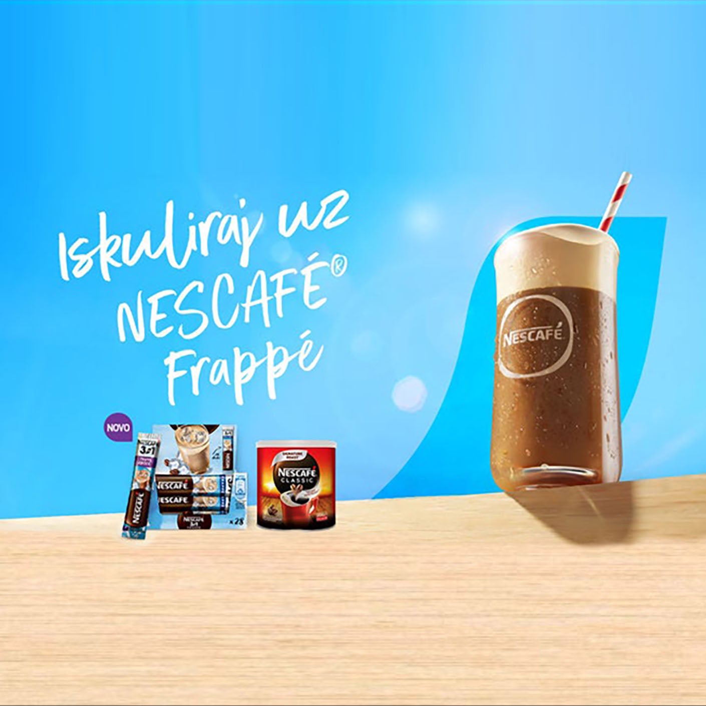 NESCAFÉ Frappé čaša na stolu