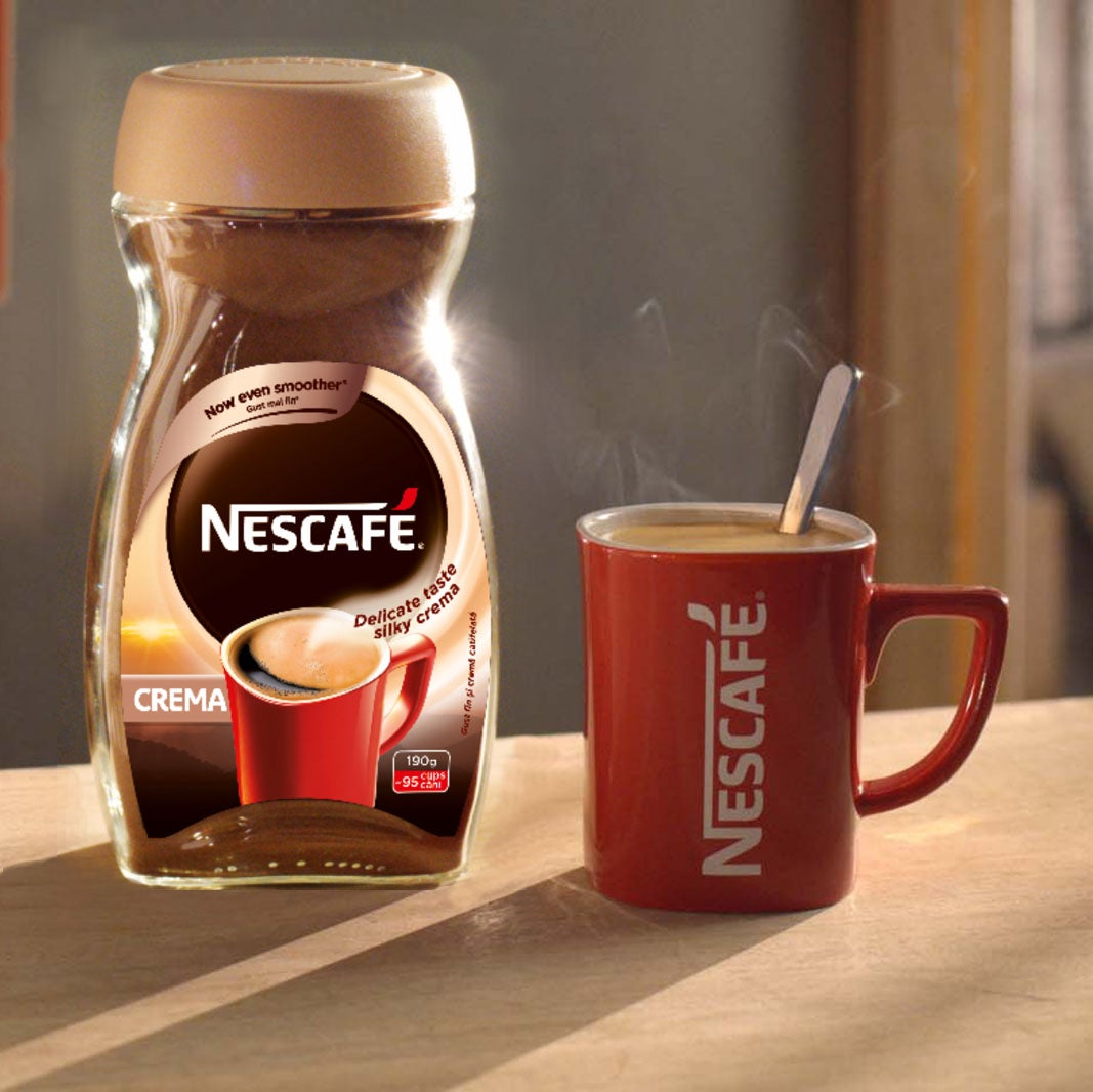 Jutarnje sunce obasjava NESCAFÉ Crema teglu i NESCAFÉ šolja za kafu