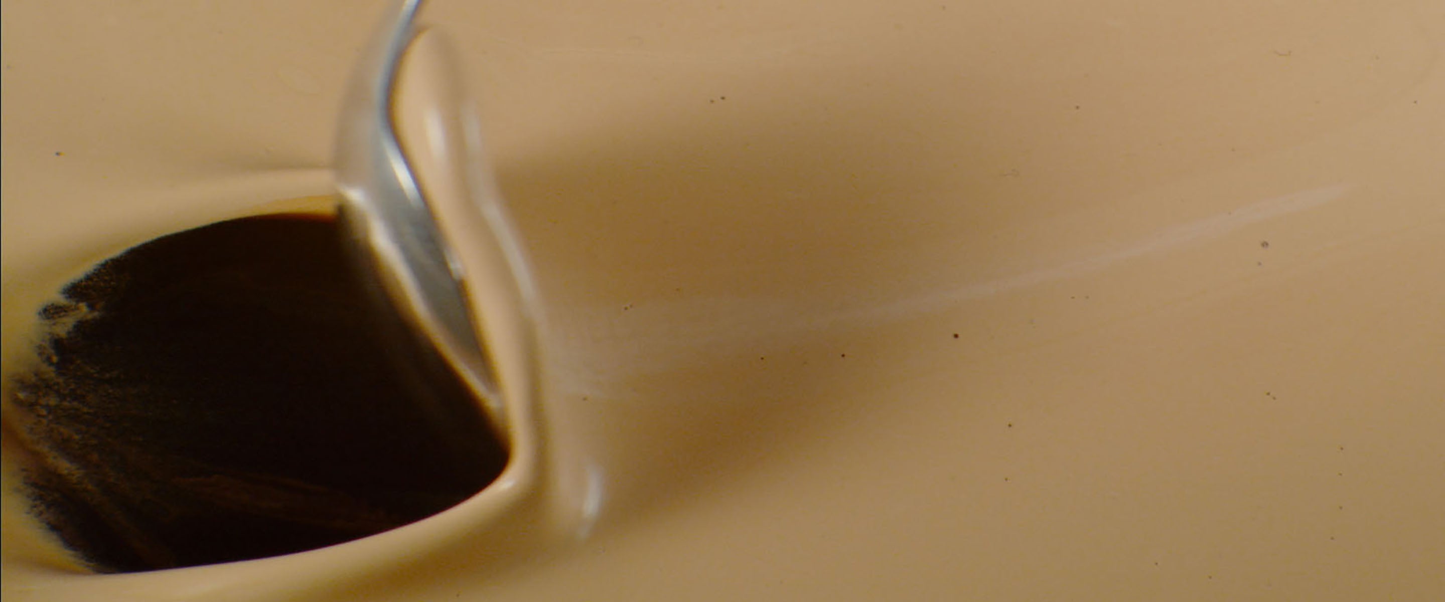 Kašičicom se meša NESCAFÉ Crema