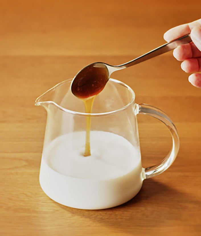 Ulijte zagrejano mleko i dodajte karamel sirup.