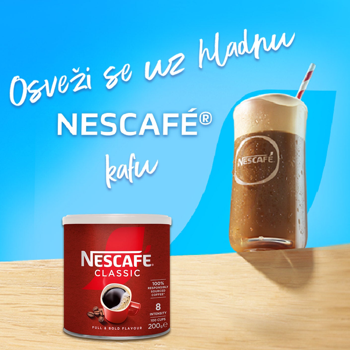 NESCAFÉ Frappé čaša na stolu