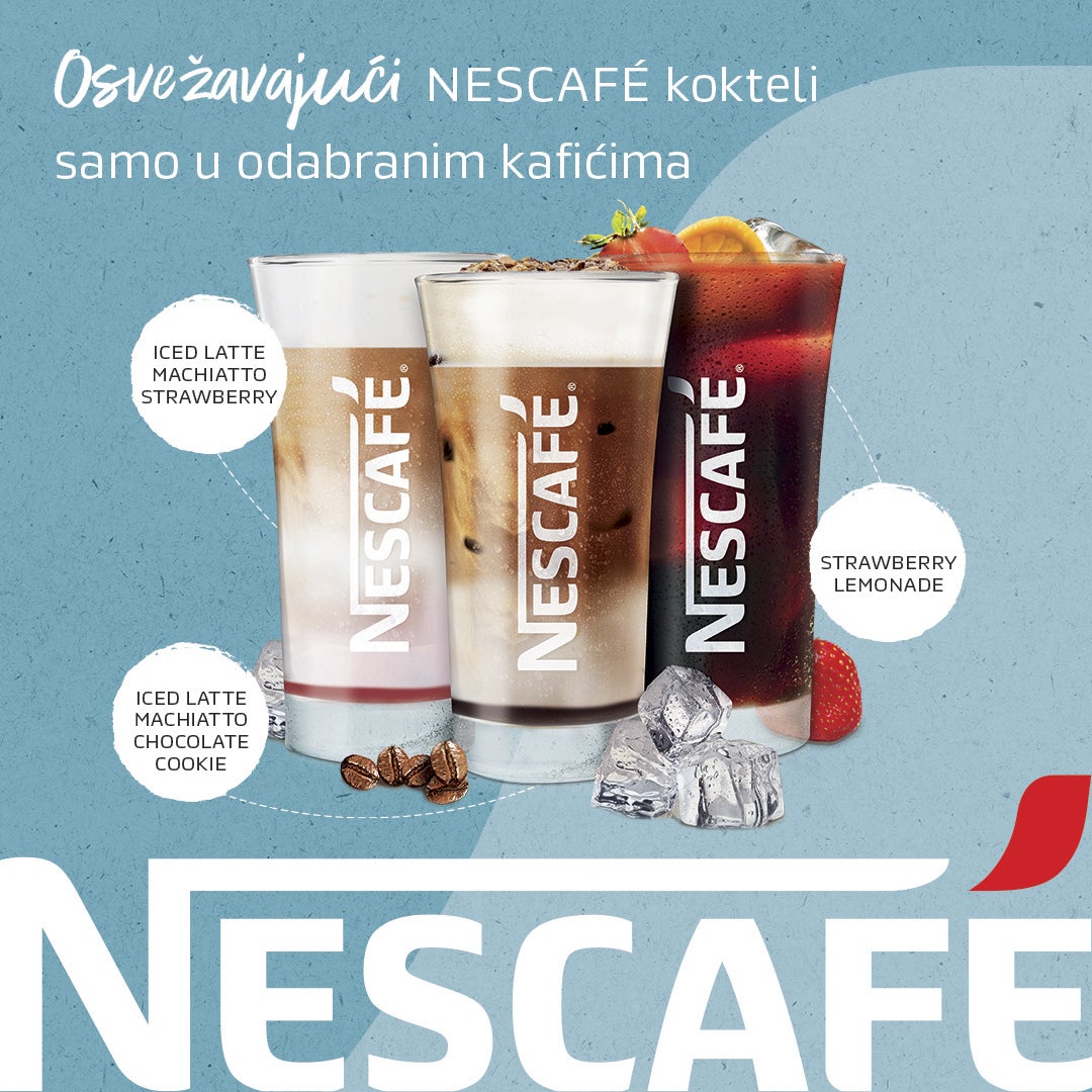 NESCAFÉ Frappé čaša na stolu