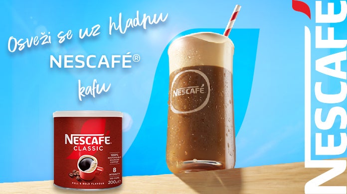 NESCAFÉ Frappé čaša na stolu
