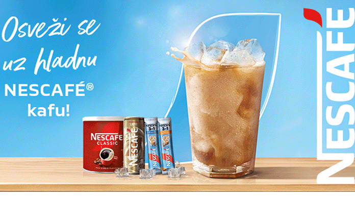 NESCAFÉ Frappé čaša na stolu