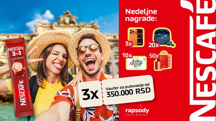 Promotivna slika za NESCAFÉ 3in1 na kojoj dva putnika prave selfi ispred poznate istorijske fontane. Sa leve strane prikazan je NESCAFÉ 3in1 Classic kesica. Desno su istaknute nedeljne nagrade: pametni telefon, bežične slušalice, vaučeri za sportske aktivnosti i NESCAFÉ poklon paketi. U donjem delu se ističe glavna nagrada – tri putna vaučera vredna 350.000 RSD, uz logo kompanije Rapsody Travel & Events.