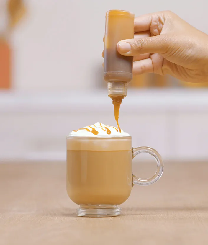 Dodavanje karamel sosa na Caramel Latte kafu