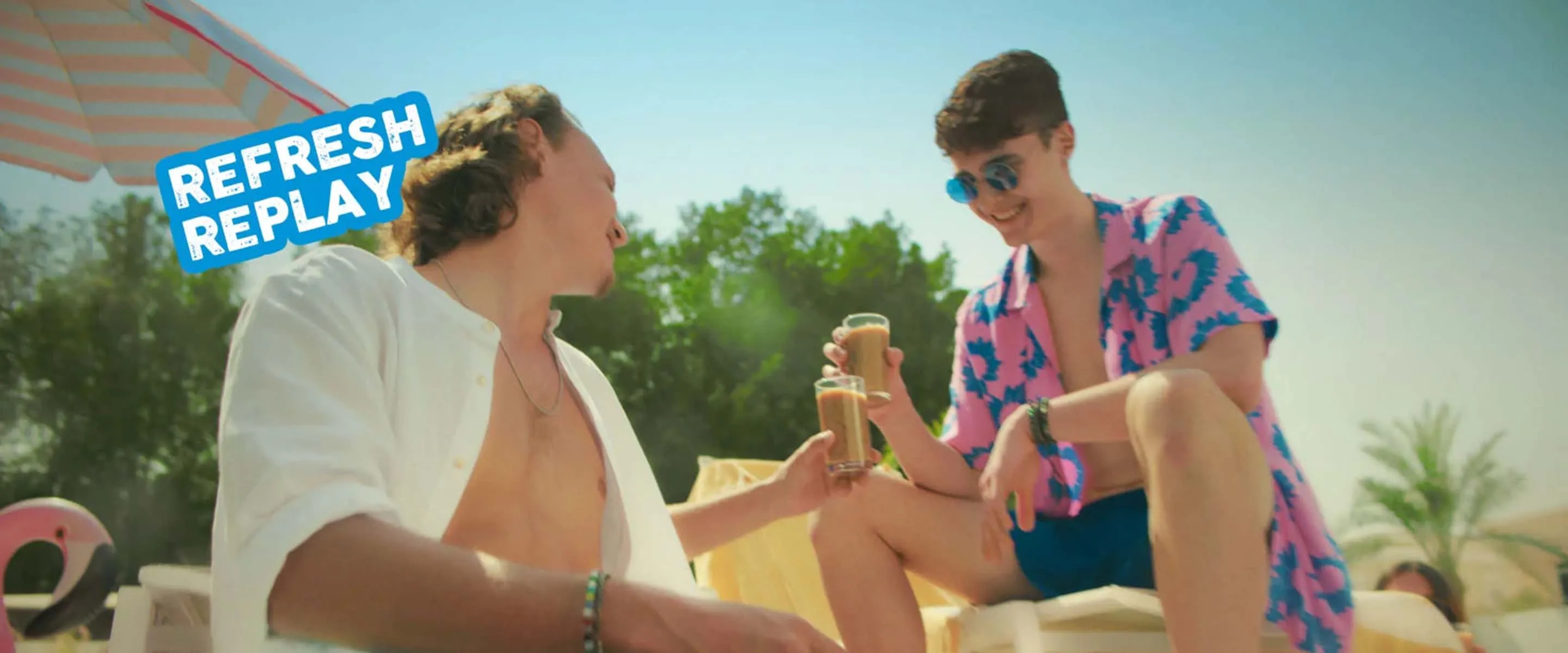 Two friends cheering with NESCAFÉ 3in1 Ice