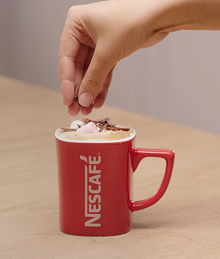 Prelijte preko mešavine čokolade i kafe