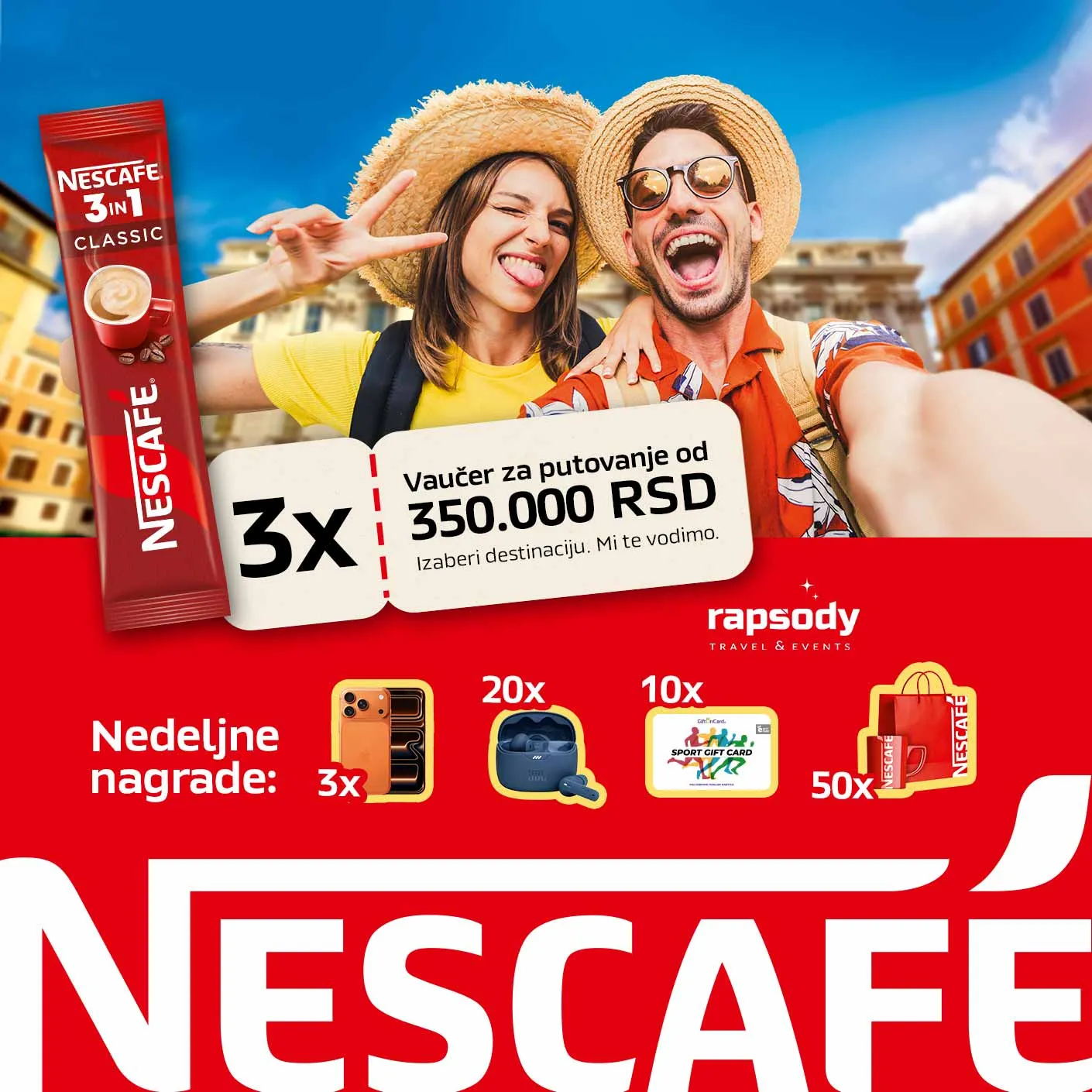 Promotivna slika za NESCAFÉ 3in1 na kojoj dva putnika prave selfi ispred poznate istorijske fontane. Sa leve strane prikazan je NESCAFÉ 3in1 Classic kesica. Desno su istaknute nedeljne nagrade: pametni telefon, bežične slušalice, vaučeri za sportske aktivnosti i NESCAFÉ poklon paketi. U donjem delu se ističe glavna nagrada – tri putna vaučera vredna 350.000 RSD, uz logo kompanije Rapsody Travel & Events.