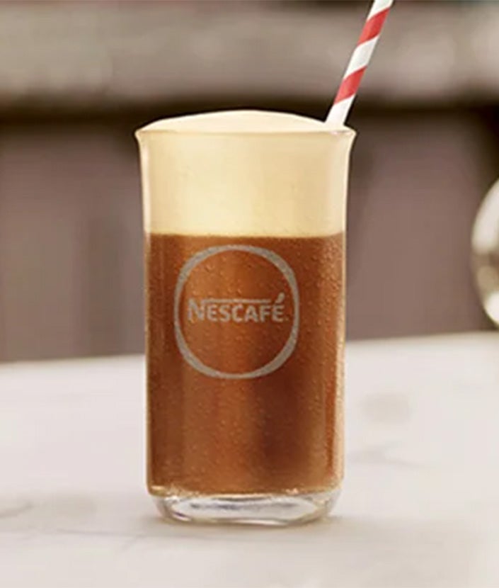 Glas som innehåller en NESCAFÉ Frappé Latte