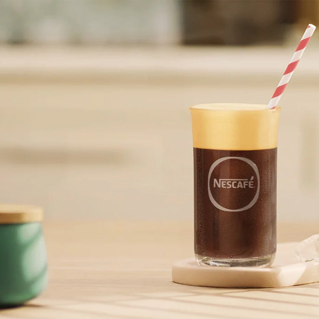 Glas som innehåller en NESCAFÉ Frappé Americano
