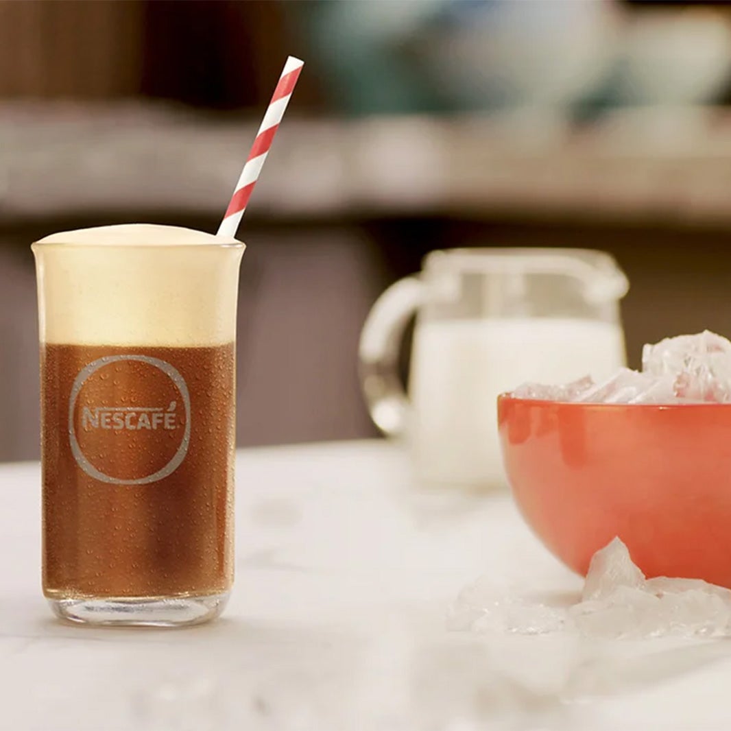 Glas som innehåller en Nescafé Frappé Latte