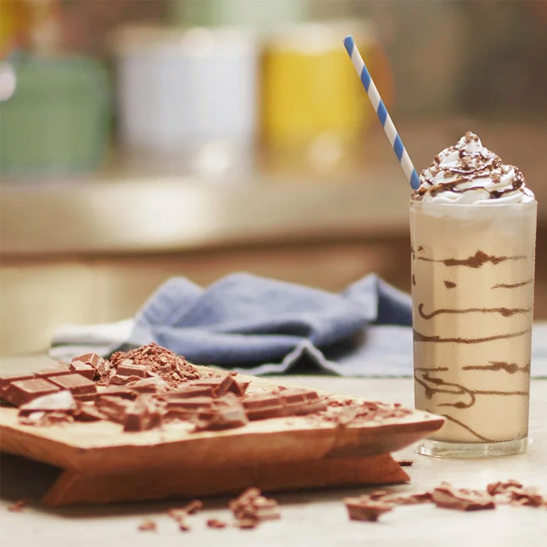 Glas som innehåller en NESCAFÉ Frappé Cappuccino Mocha