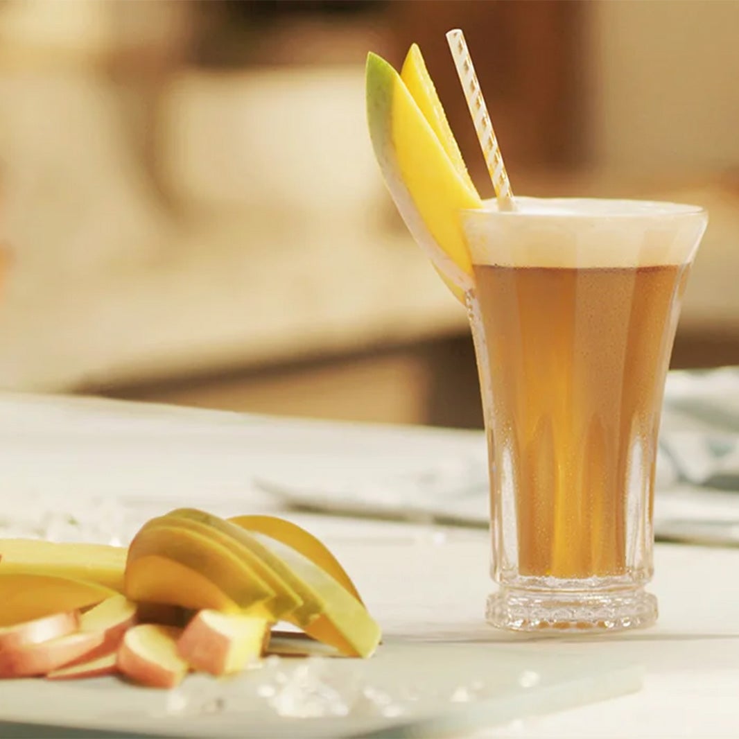 Glas som innehåller en NESCAFÉ Mango Frappé 