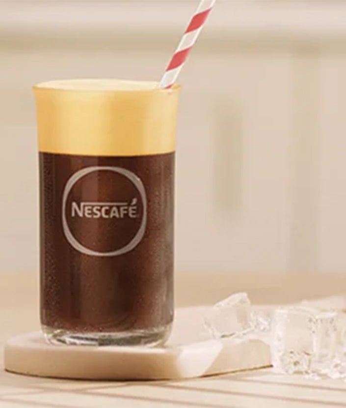 Glas som innehåller en NESCAFÉ Frappé Americano