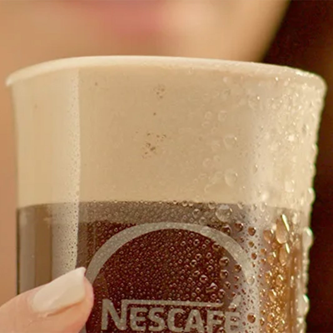 Glas som innehåller en NESCAFÉ Frappé Americano