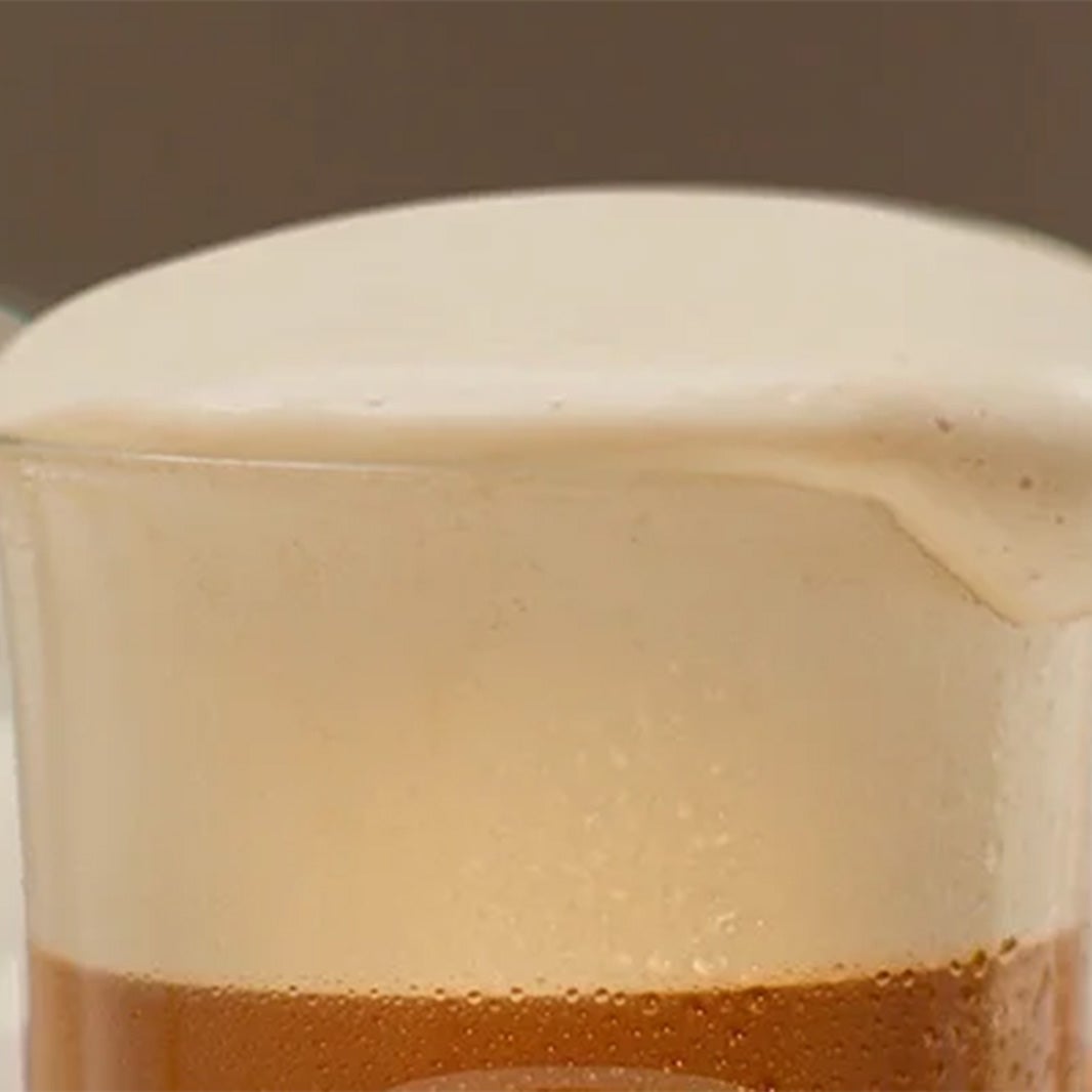 Glas som innehåller en Nescafé Frappé Latte