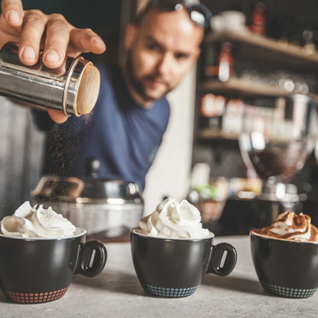 man som serverar smaksatt kaffe