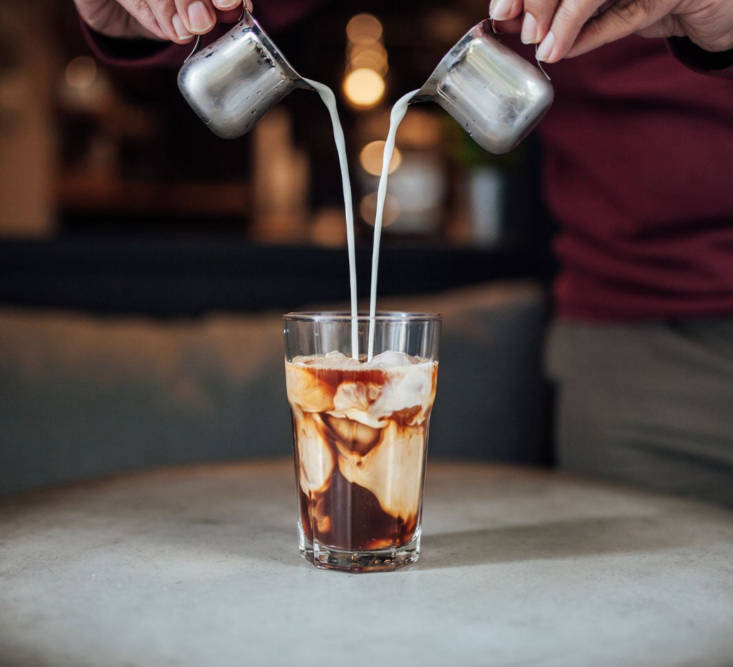 Mjölk hälls i en iskaffe