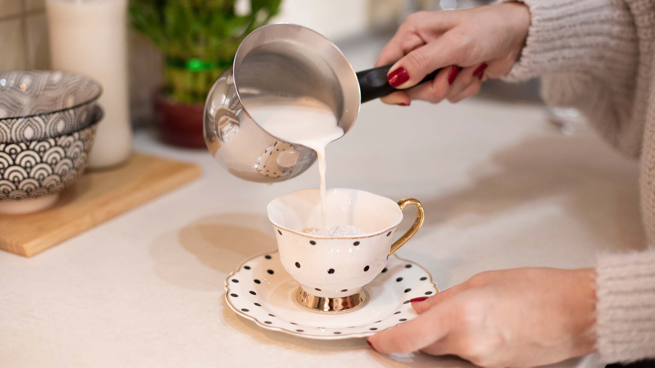 Så gör du en latte hemma