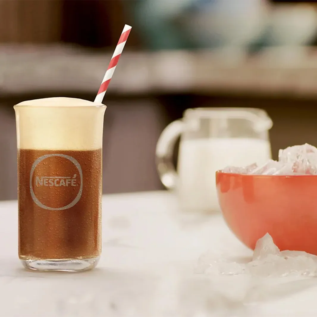 Glas som innehåller en Nescafé Frappé Latte