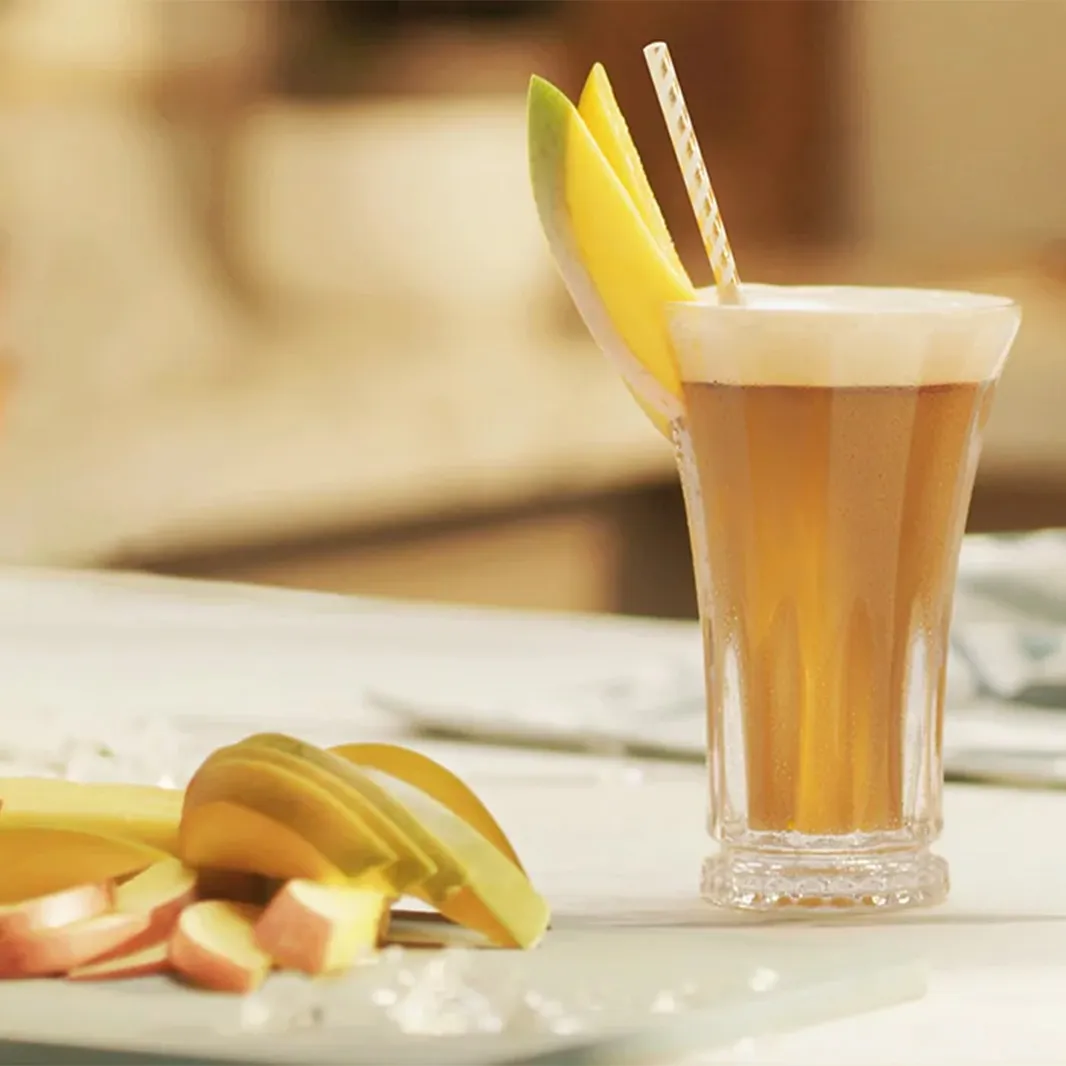 Glas som innehåller en NESCAFÉ Mango Frappé 