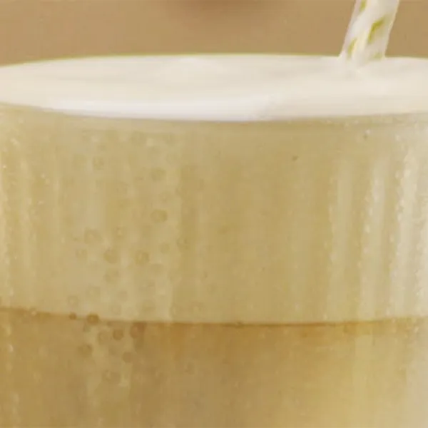 Glas som innehåller en NESCAFÉ  Vietnamese Frappé