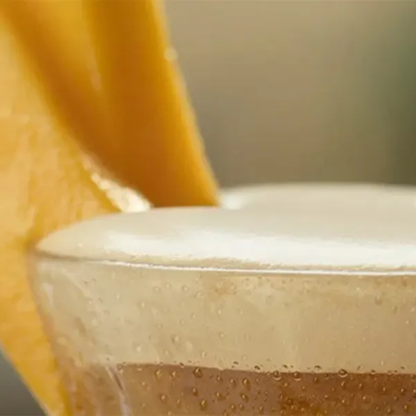 Glas som innehåller en NESCAFÉ Mango Frappé 