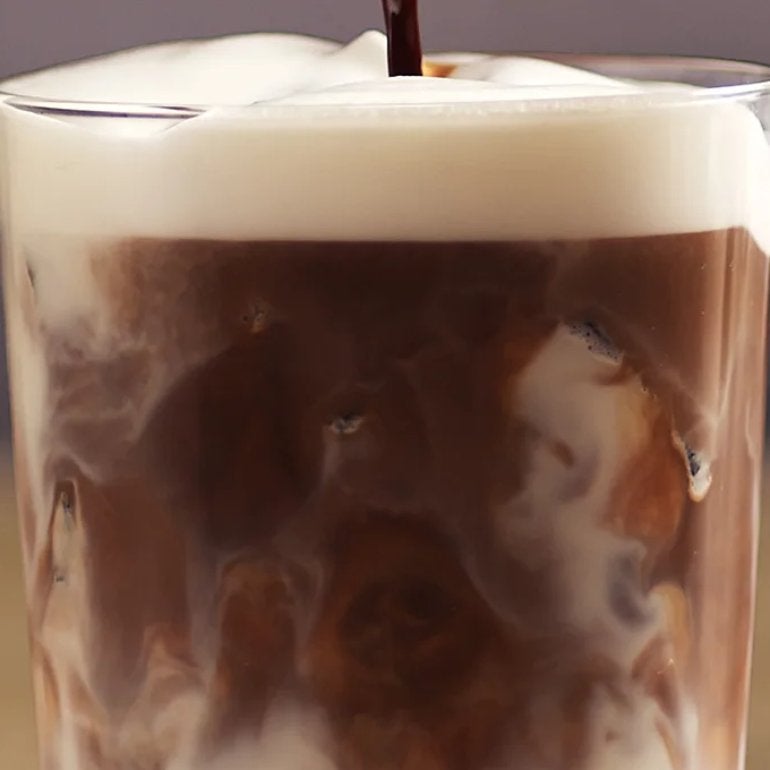 กาแฟมัคคิอาโต้เย็น (Iced Latte Macchiato)