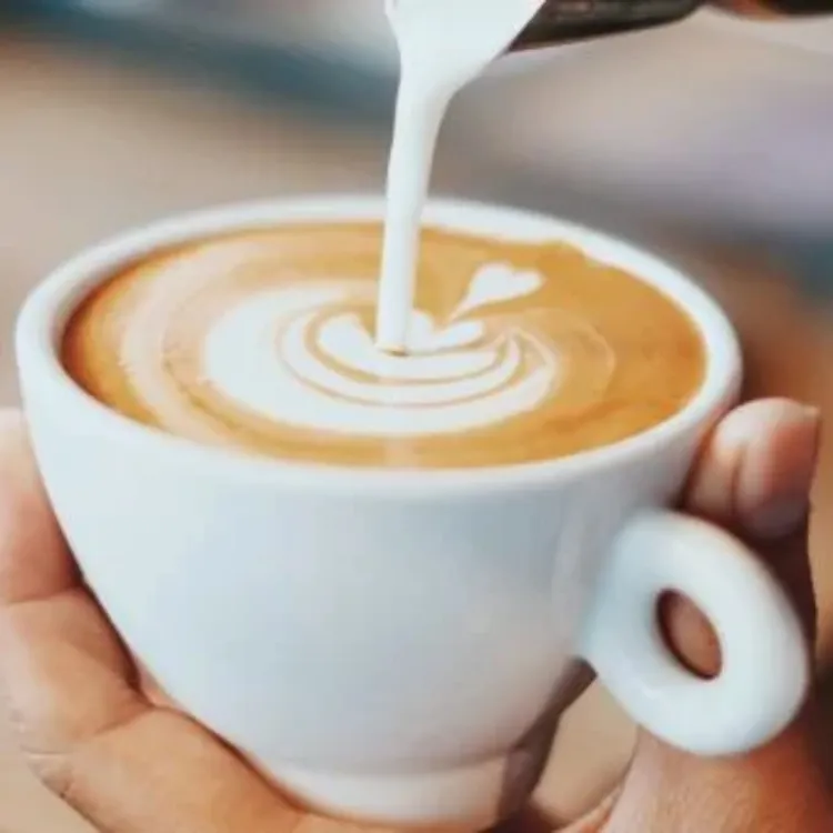 การเทโฟมนมลาเต้อาร์ตในแก้วกาแฟ