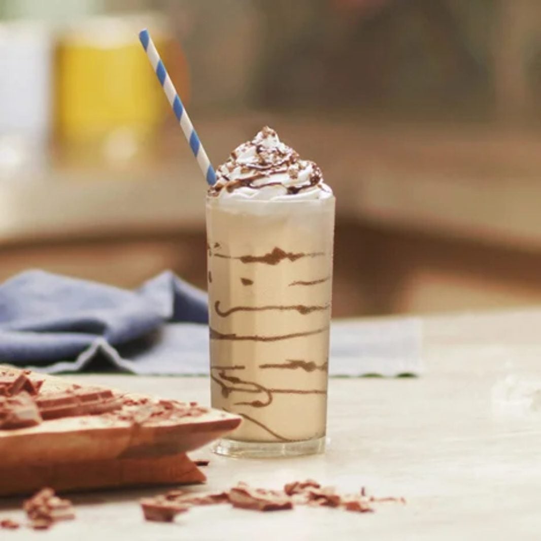 Hazır NESCAFÉ Frappé Cappuccino Mocha ile dolu bardak