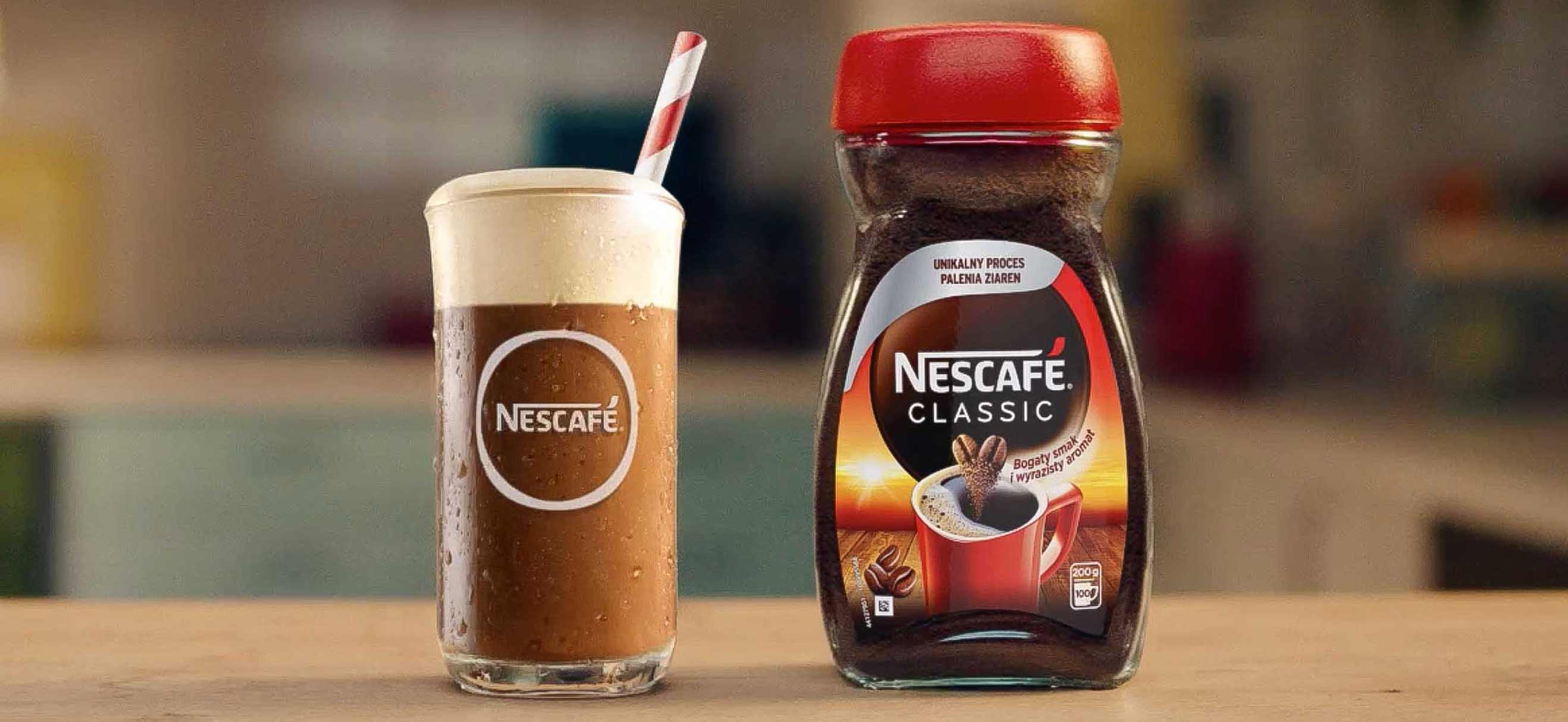 NESCAFÉ Klasik kavanozun yanında hazır Frappé içeren bir NESCAFÉ kahve baNESCAFÉ Klasik kavanozun yanında hazır Frappé içeren bir NESCAFÉ kahve bardağırdağı