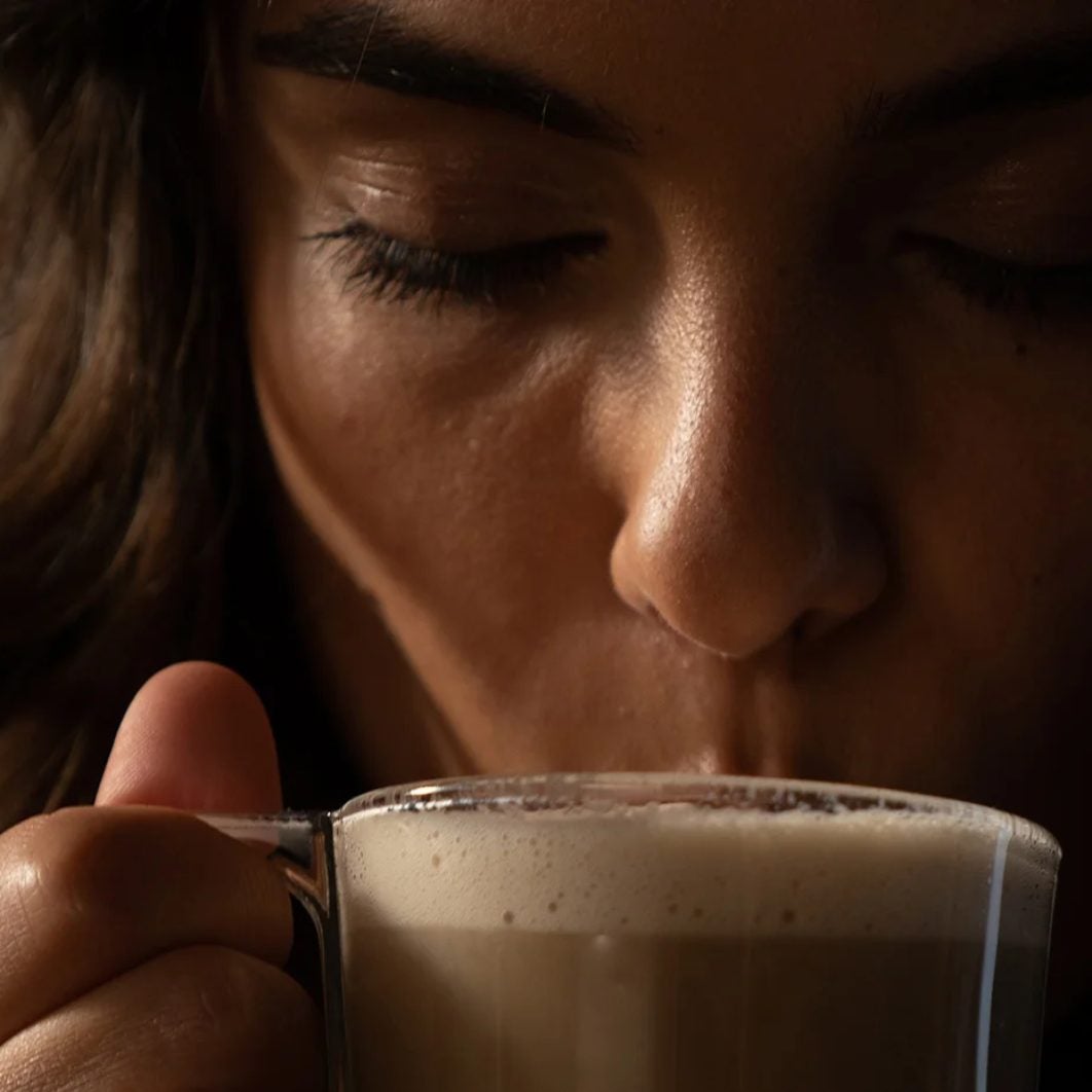 Köpüklü kahve tadımı