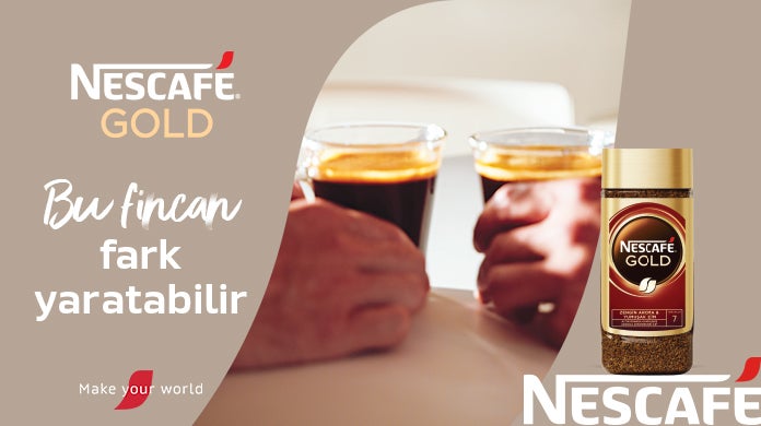 Nescafé Gold kavanozu ve iki fincan kahve