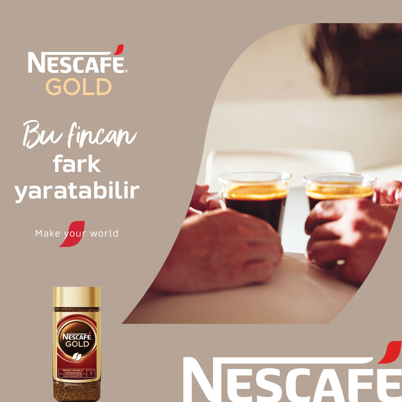 Nescafé Gold kavanozu ve iki fincan kahve