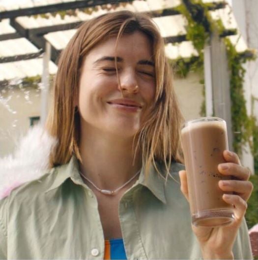 elinde buzlu kahve bardağı tutan genç bir kadın
