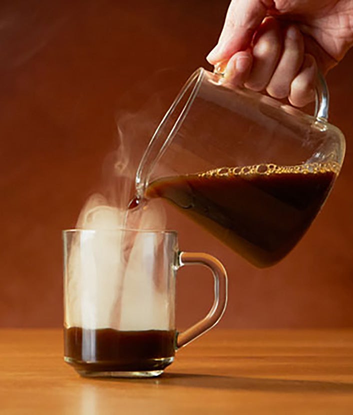 Наливання кави у склянку