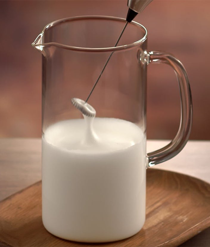 Нагрійте молоко в скляній ємності (1 хвилина) в мікрохвильовій печі і розмішайте його, коли нагріється.