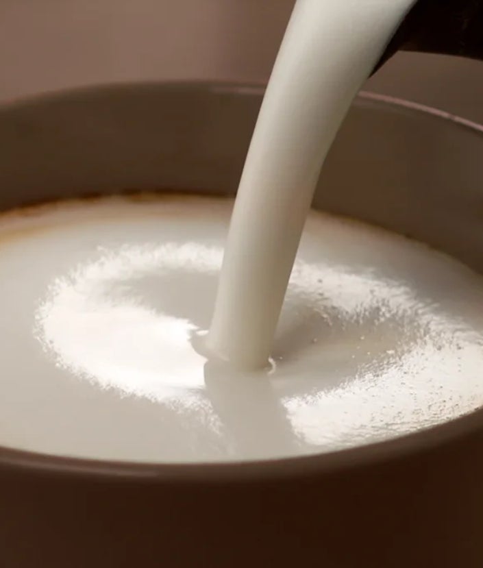 Збийте гаряче молоко протягом 2 хвилин за допомогою спінювача або міксера. Ваша ціль – отримати шар піни товщиною приблизно в 2 пальці.