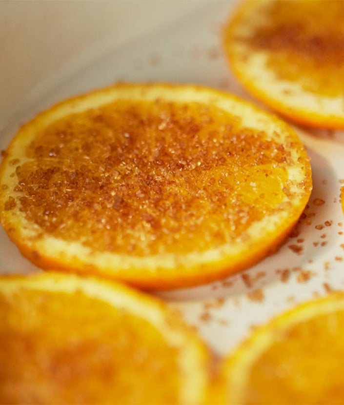 Порізані дольки апельсину з посипкою із коричневого цукру