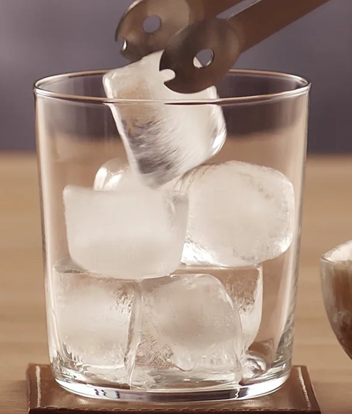 Додайте кубики льоду у високу склянку.