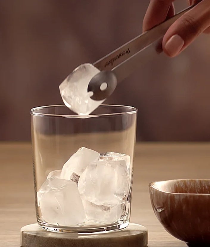 Наповніть склянку кубиками льоду.